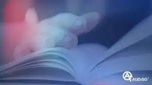 Una mano tocca delicatamente le pagine di un libro aperto, con un effetto di luce tenue blu e rosa. Il logo "Audiso" è visibile nell'angolo.